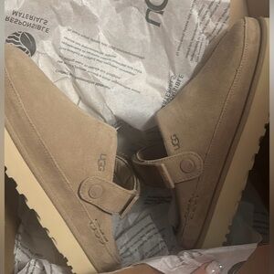 Brand New UGG Goldenstar Clogs in SAND Women’s 9